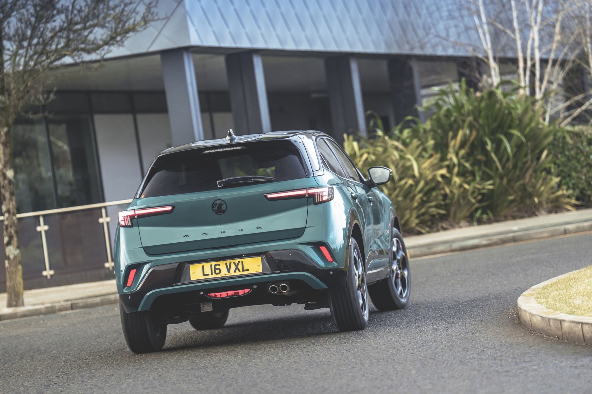 Vista frontal del Opel Mokka, enfatizando su diseño audaz y distintivo.