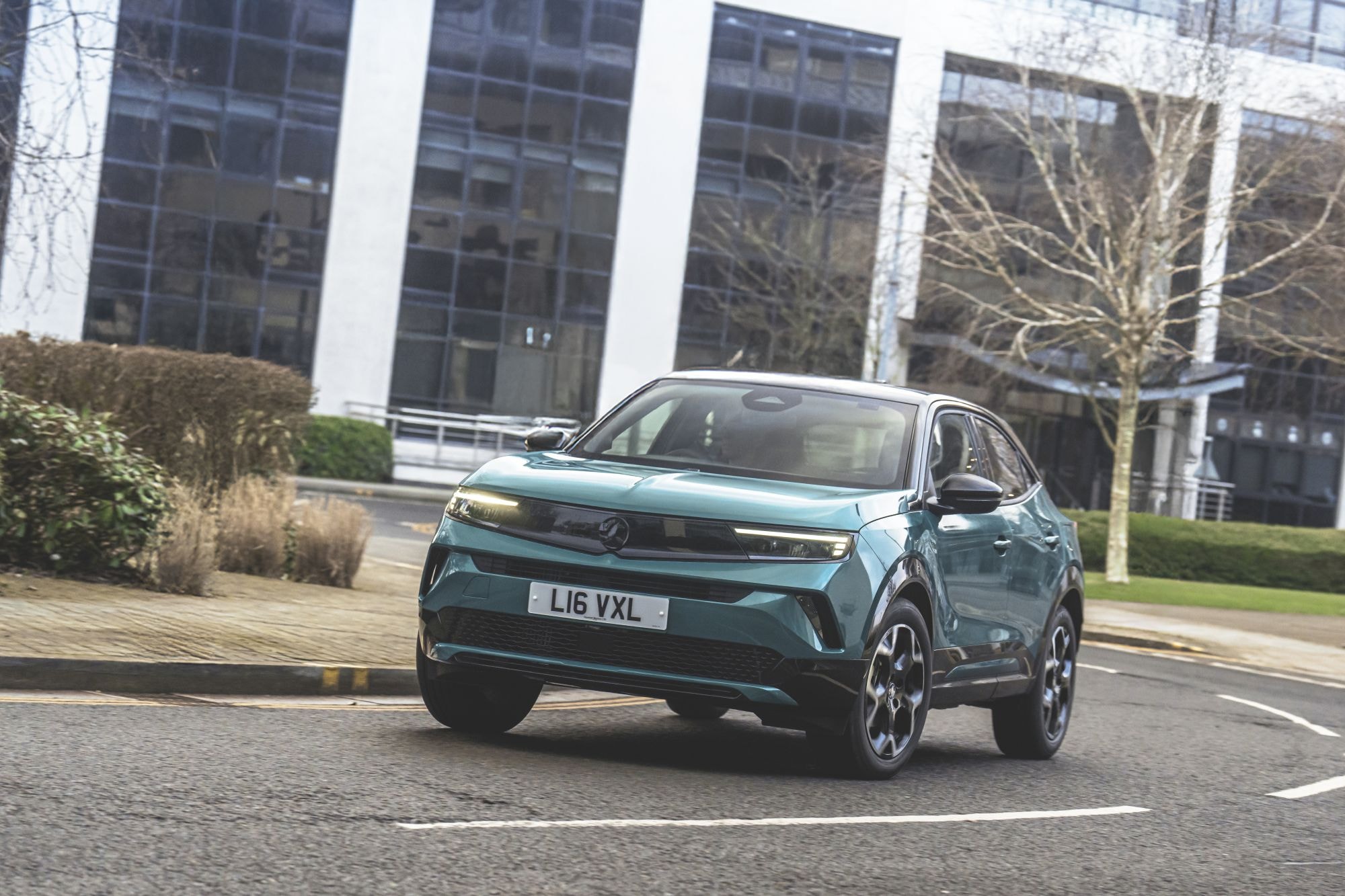 Vista lateral del Opel Mokka en un paisaje abierto, resaltando sus líneas.