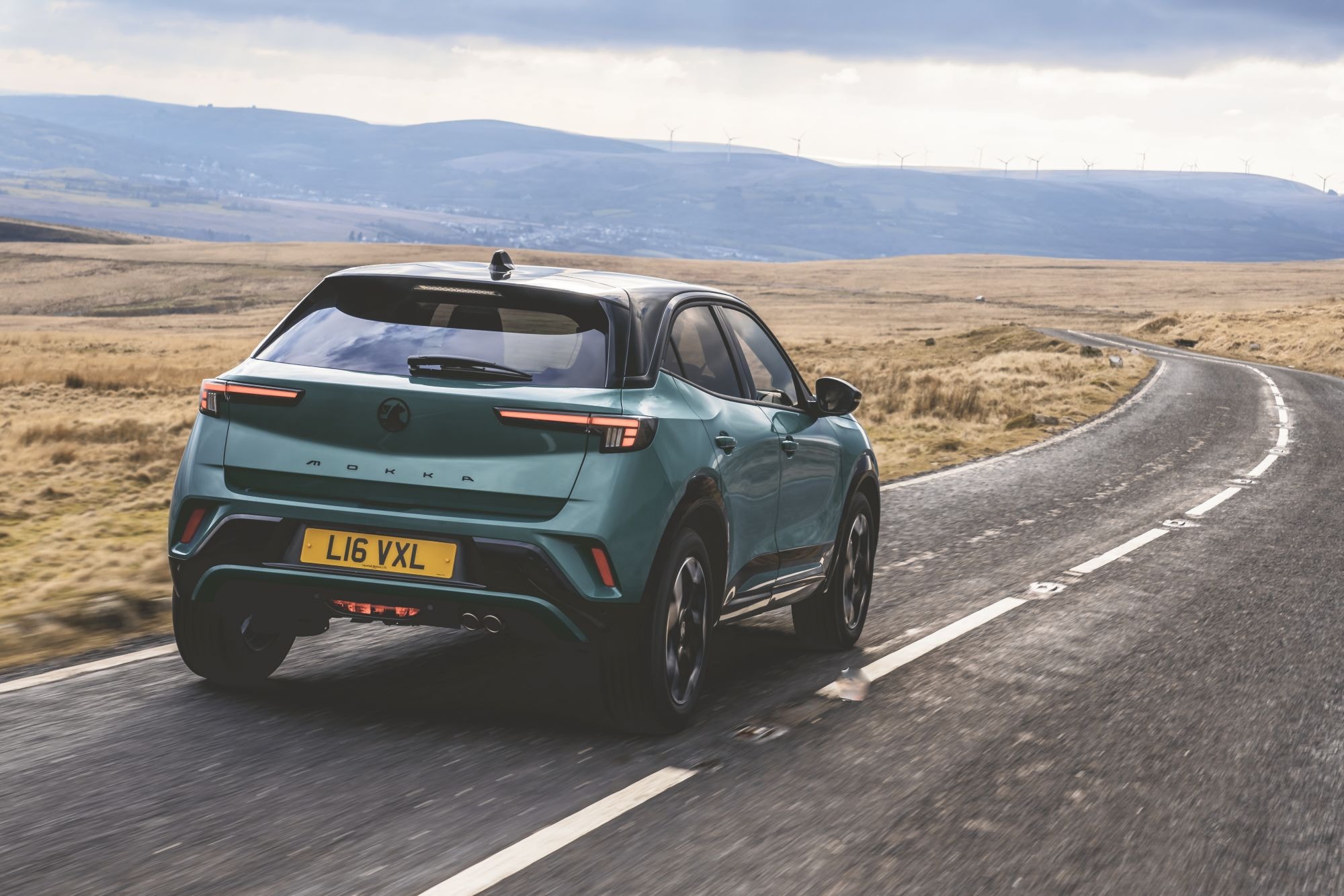 Opel Mokka en movimiento por carretera, mostrando su dinámica y agilidad.