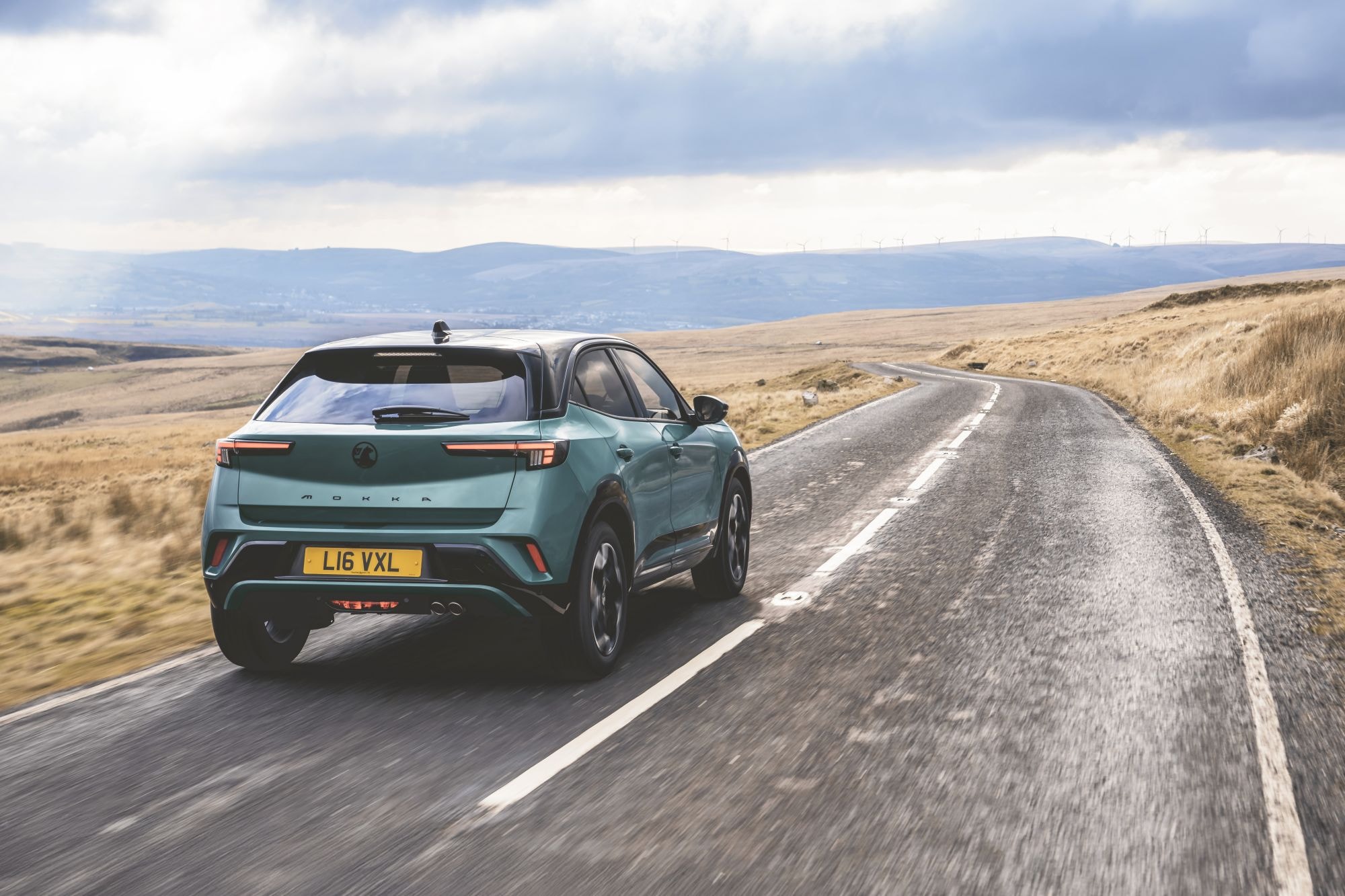 Opel Mokka en movimiento, destacando su robustez y diseño moderno.