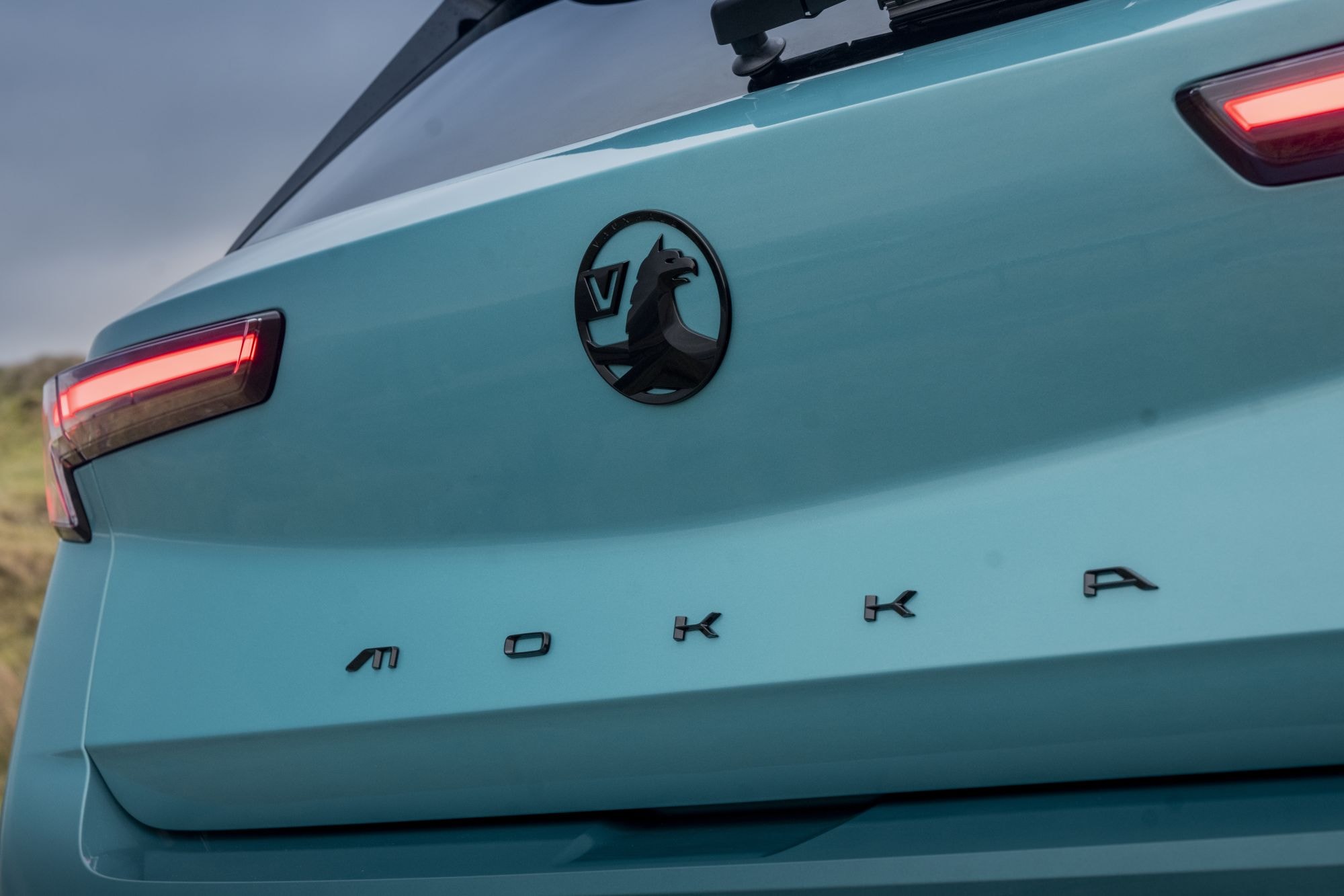 Amplio maletero del Opel Mokka con asientos abatidos, ideal para viajes.