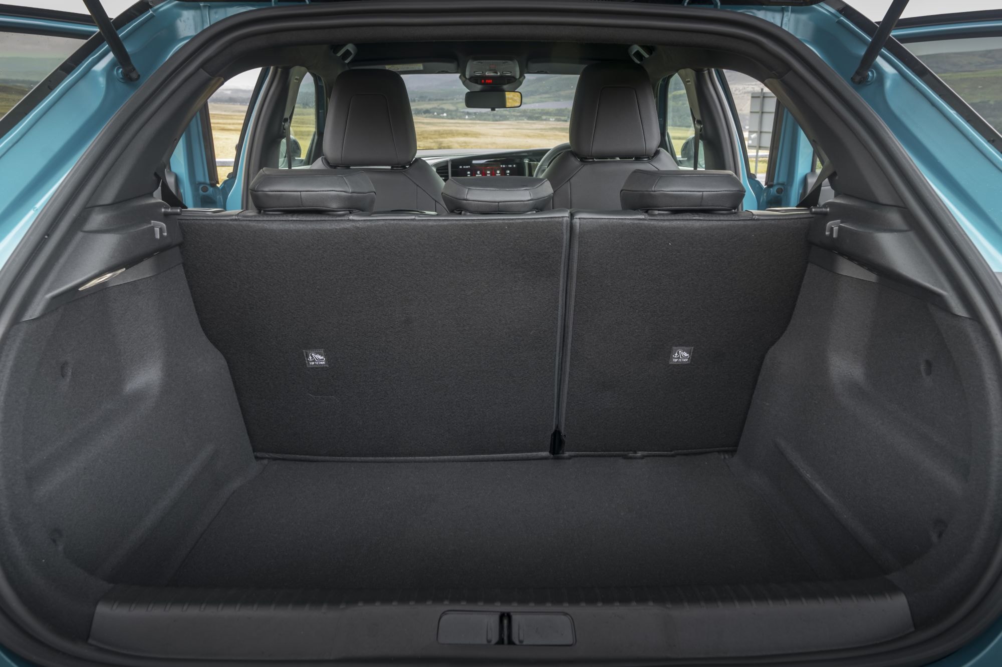 Vista detallada del motor del Opel Mokka, destacando su diseño compacto.