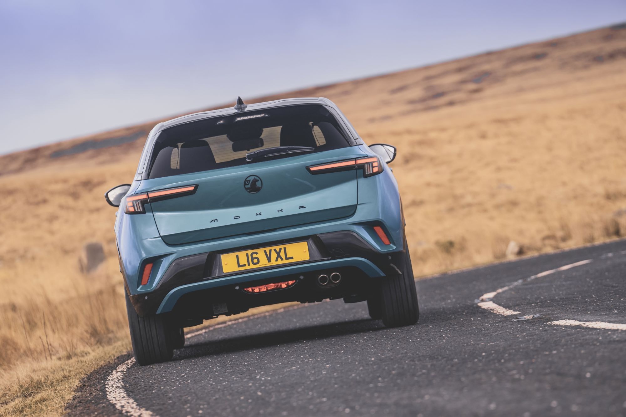 Otra perspectiva de la parte trasera del Opel Mokka, con detalles atractivos.