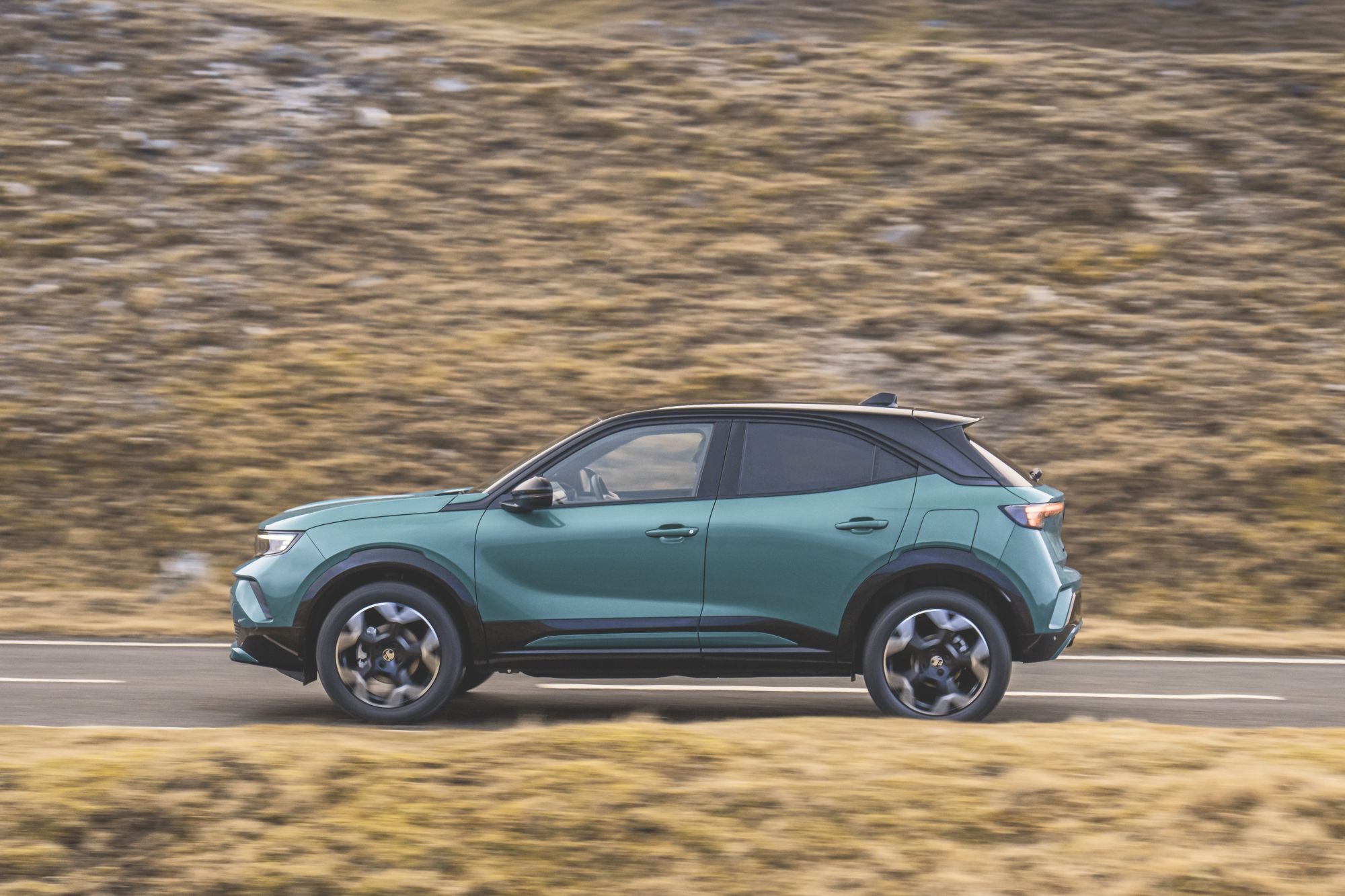 Vista combinada trasera y lateral del Opel Mokka, acentuando su estética.