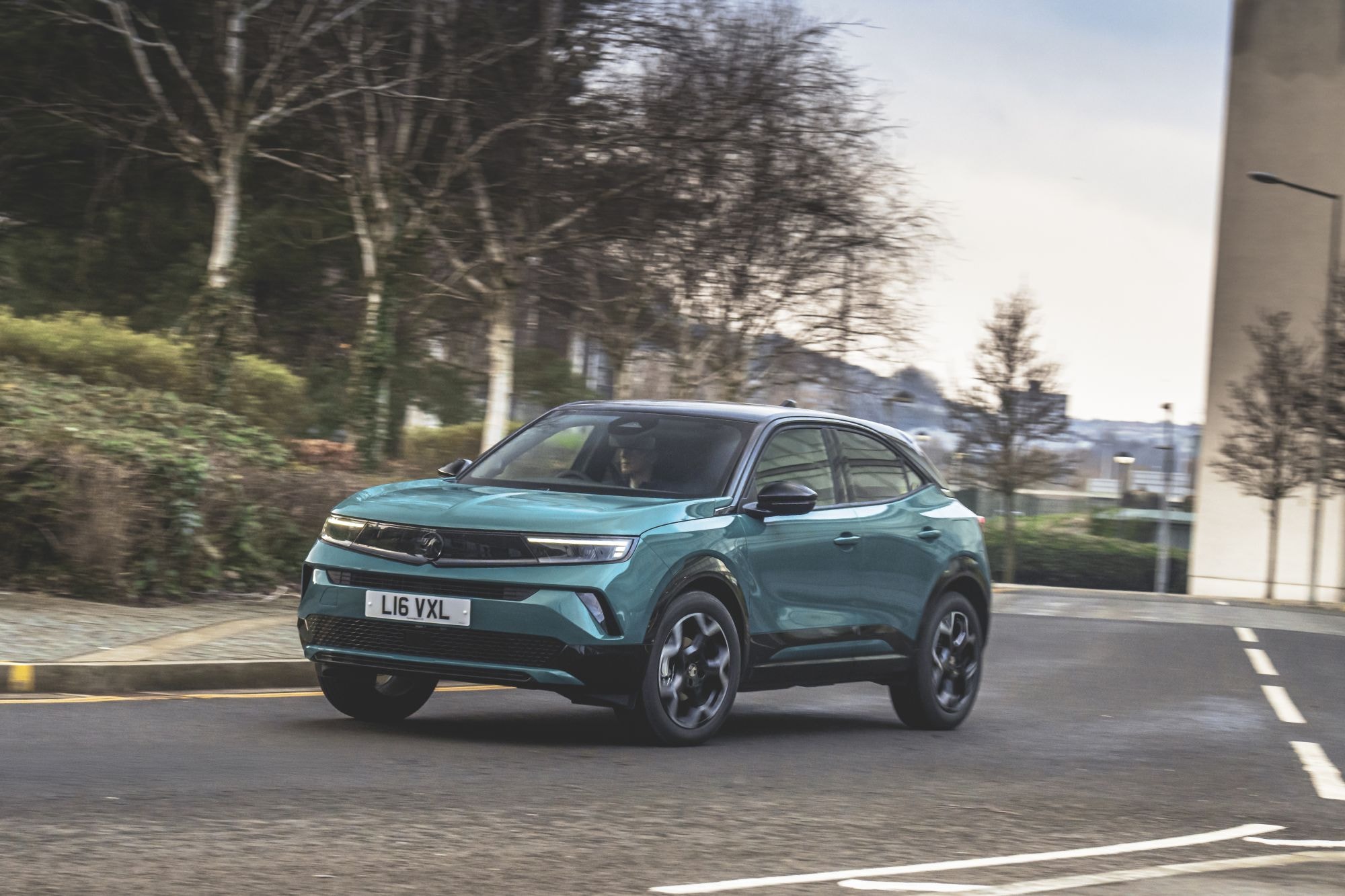 Vista trasera del Opel Mokka, mostrando el elegante diseño de sus luces.