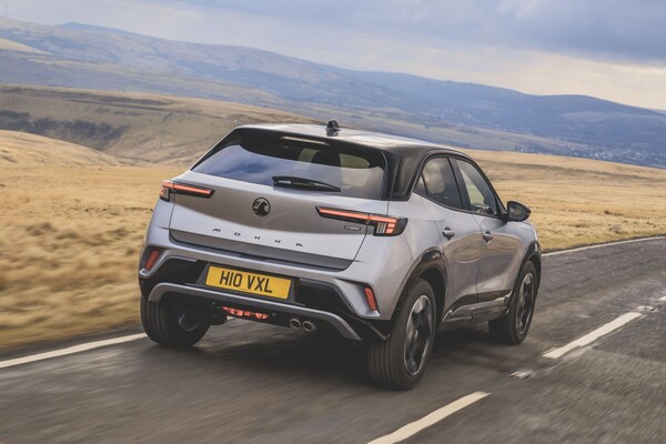 El Opel Mokka avanza con elegancia y potencia en el paisaje. El Opel Mokka avanza con elegancia y potencia en el paisaje.