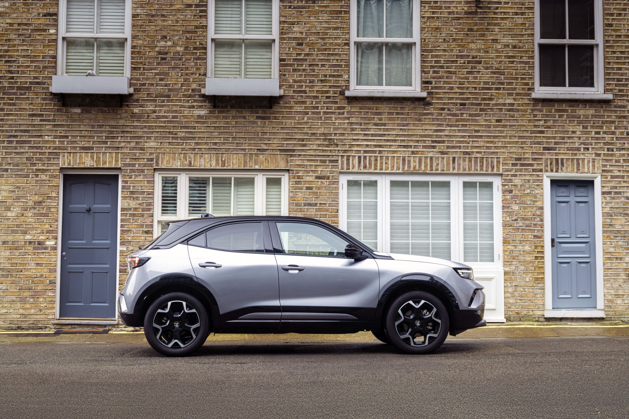 Vista lateral dinámica del Opel Mokka en movimiento.