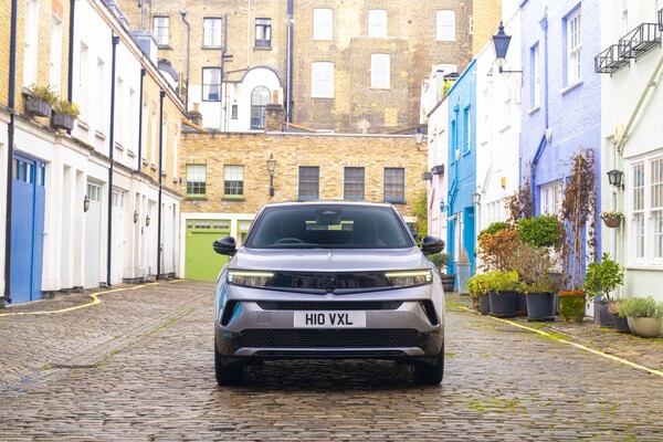 Línea trasera robusta del Opel Mokka, perfecta para cualquier aventura. Línea trasera robusta del Opel Mokka, perfecta para cualquier aventura.