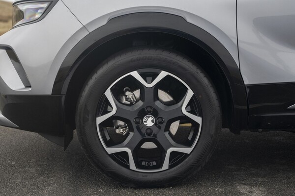 Perfil del Opel Mokka que destaca su diseño moderno y sofisticado. Perfil del Opel Mokka que destaca su diseño moderno y sofisticado.