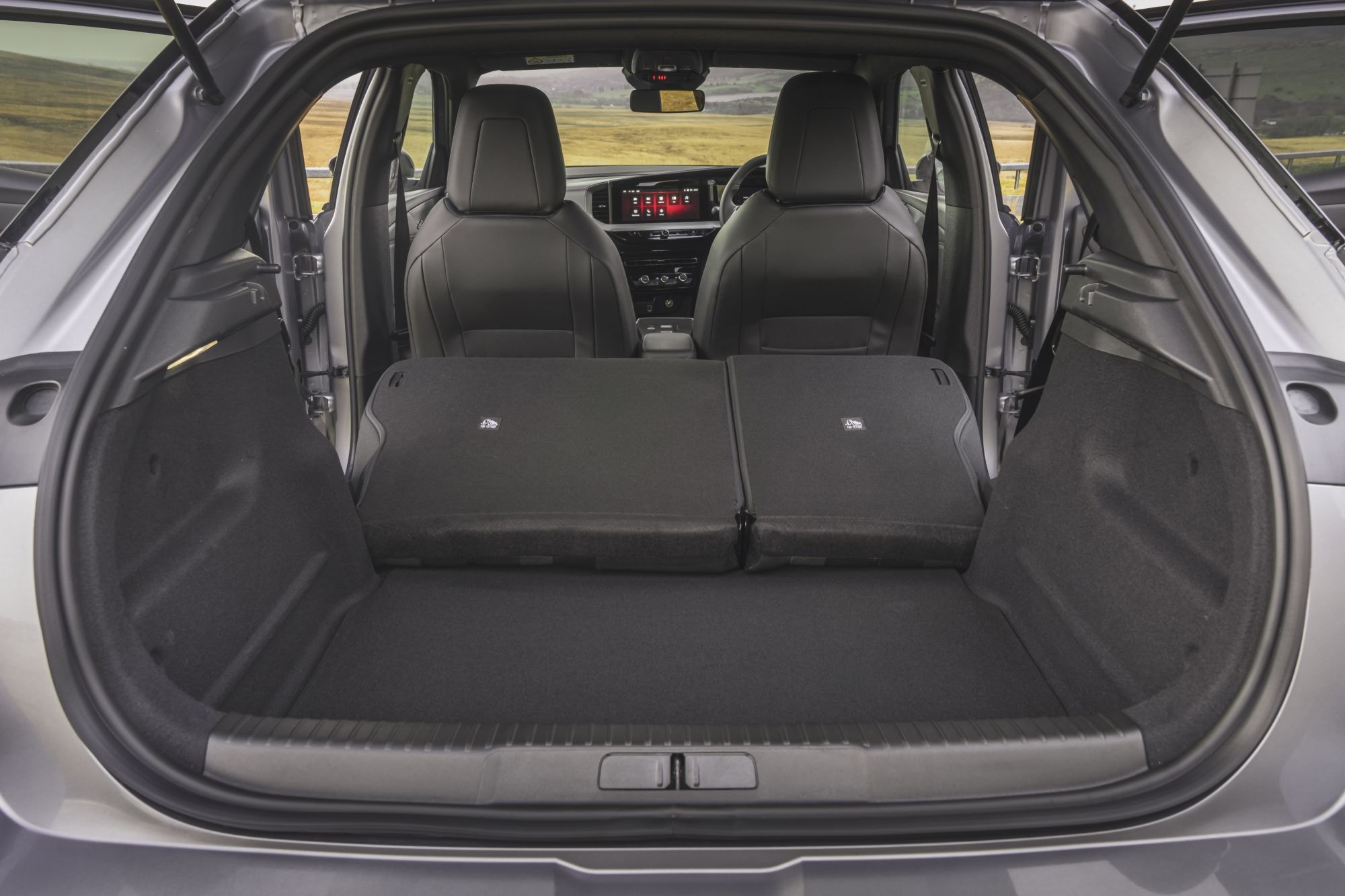 Vista frontal del Opel Mokka, con un carácter fuerte y distintivo.