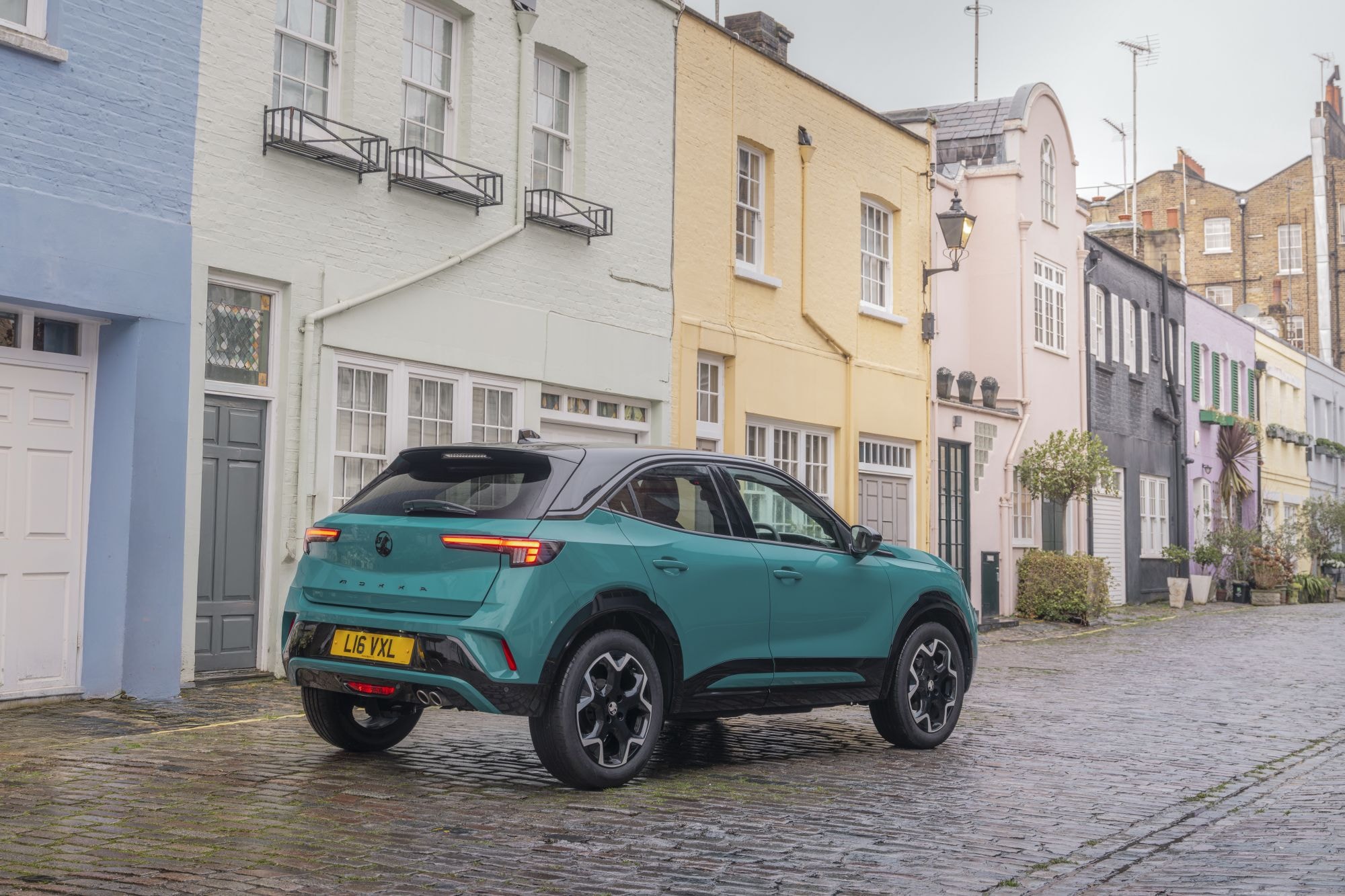 Rueda del Opel Mokka, un detalle que resalta su elegancia.