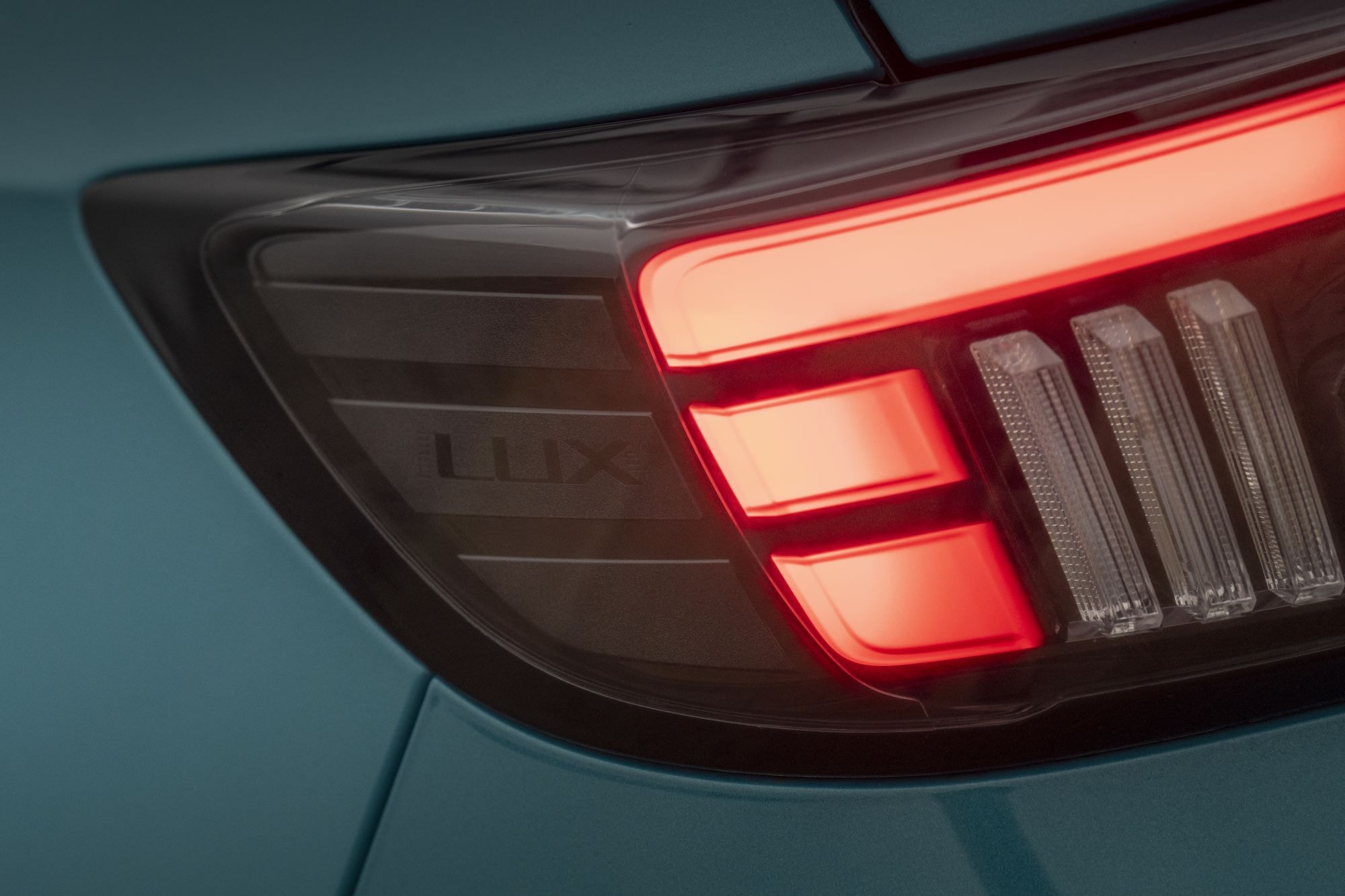 Vista trasera del Opel Mokka que muestra su estilo fluido.