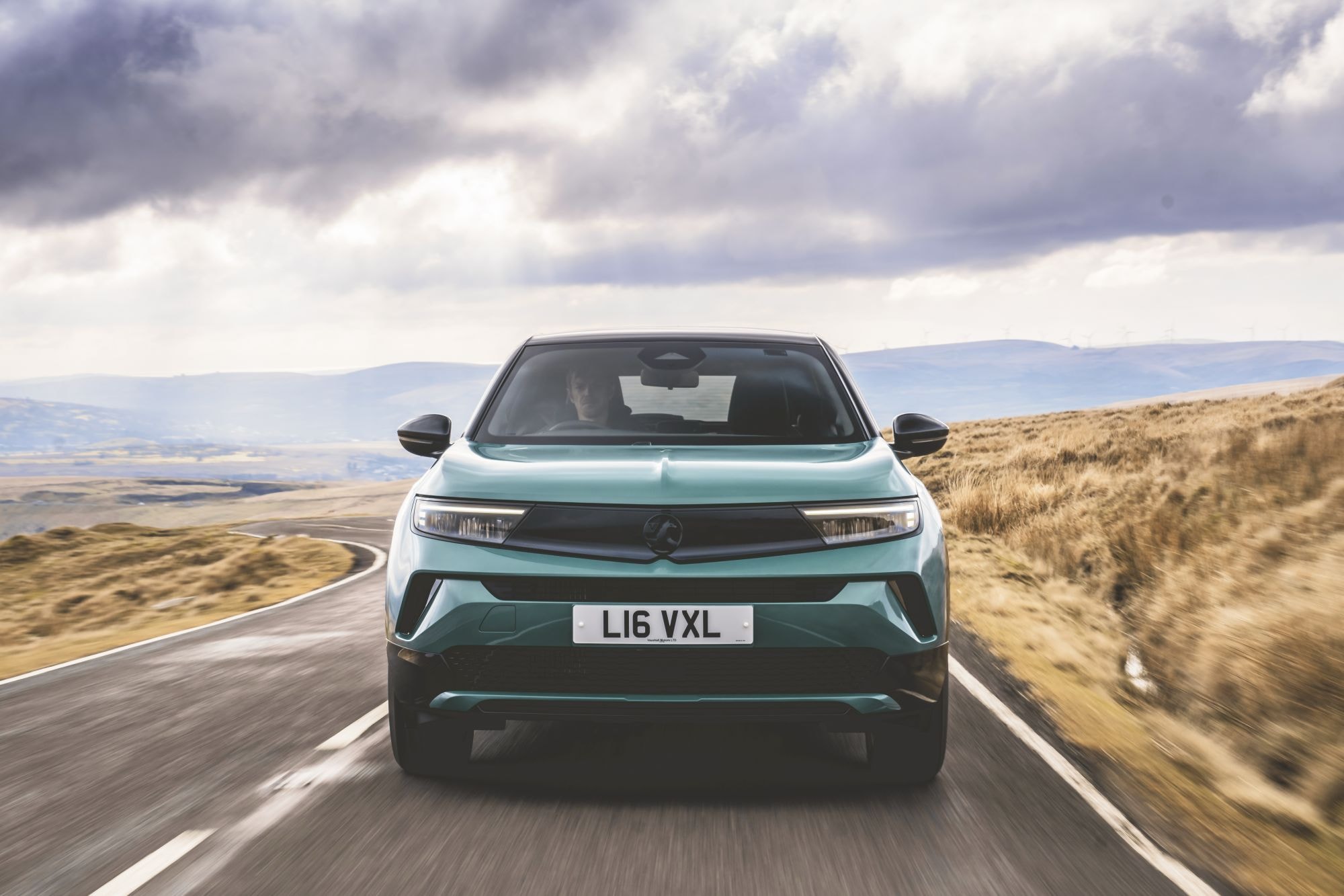 Impresionante frontal del Opel Mokka en ruta, destaca su diseño moderno