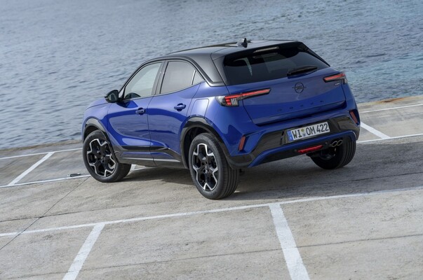 El interior del Opel Mokka destaca por su tecnología avanzada y acabados cuidadosos. El interior del Opel Mokka destaca por su tecnología avanzada y acabados cuidadosos.