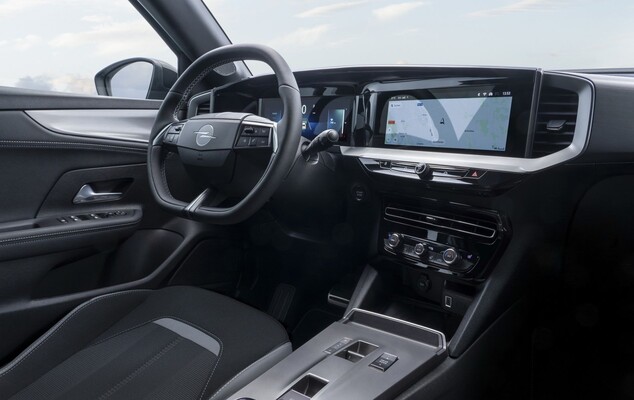 Vista lateral del Opel Mokka, con líneas fluidas y elegante perfil. Vista lateral del Opel Mokka, con líneas fluidas y elegante perfil.