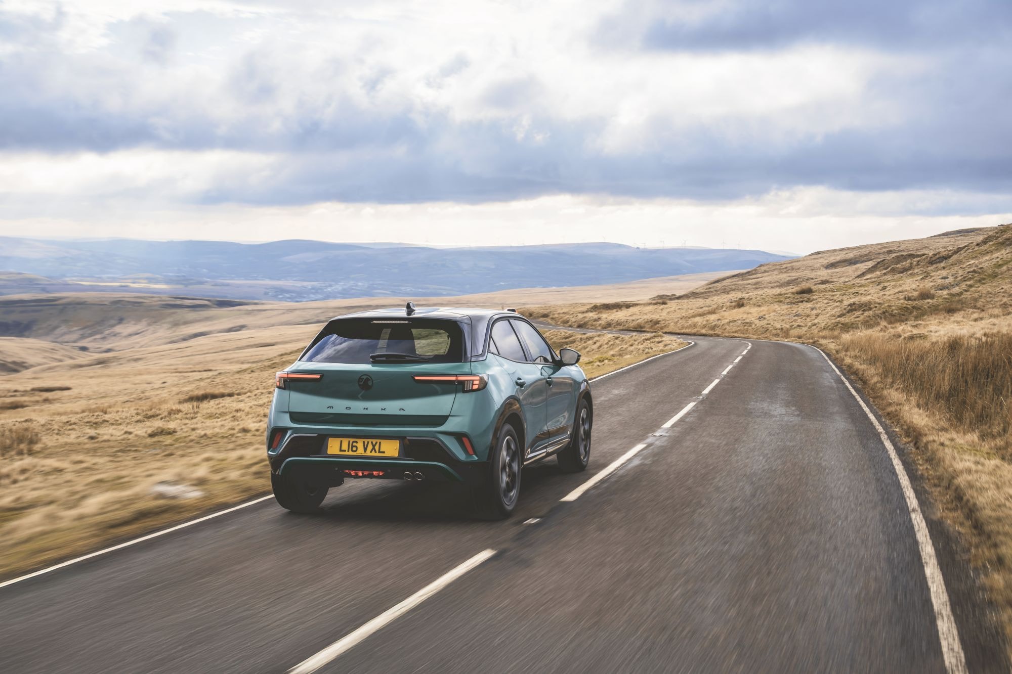 Vista trasera del Opel Mokka en un paisaje montañoso