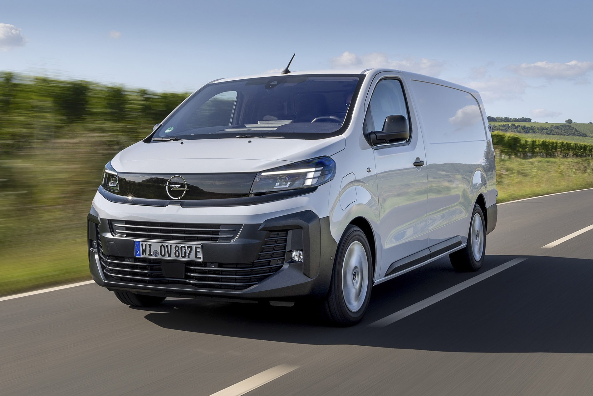 El Opel Vivaro eléctrico destaca por su diseño práctico y aerodinámico.