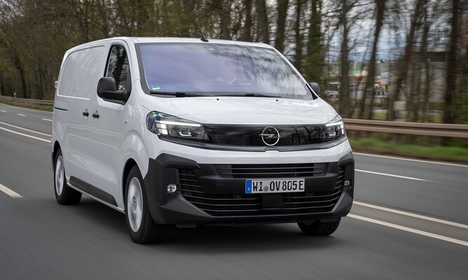 Vista dinámica del Opel Vivaro mostrando el frontal y el lateral en movimiento.