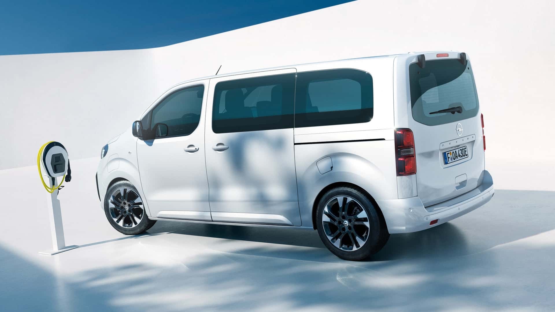 Imagen del Opel Zafira-e Life en proceso de carga, enfatiza practicidad