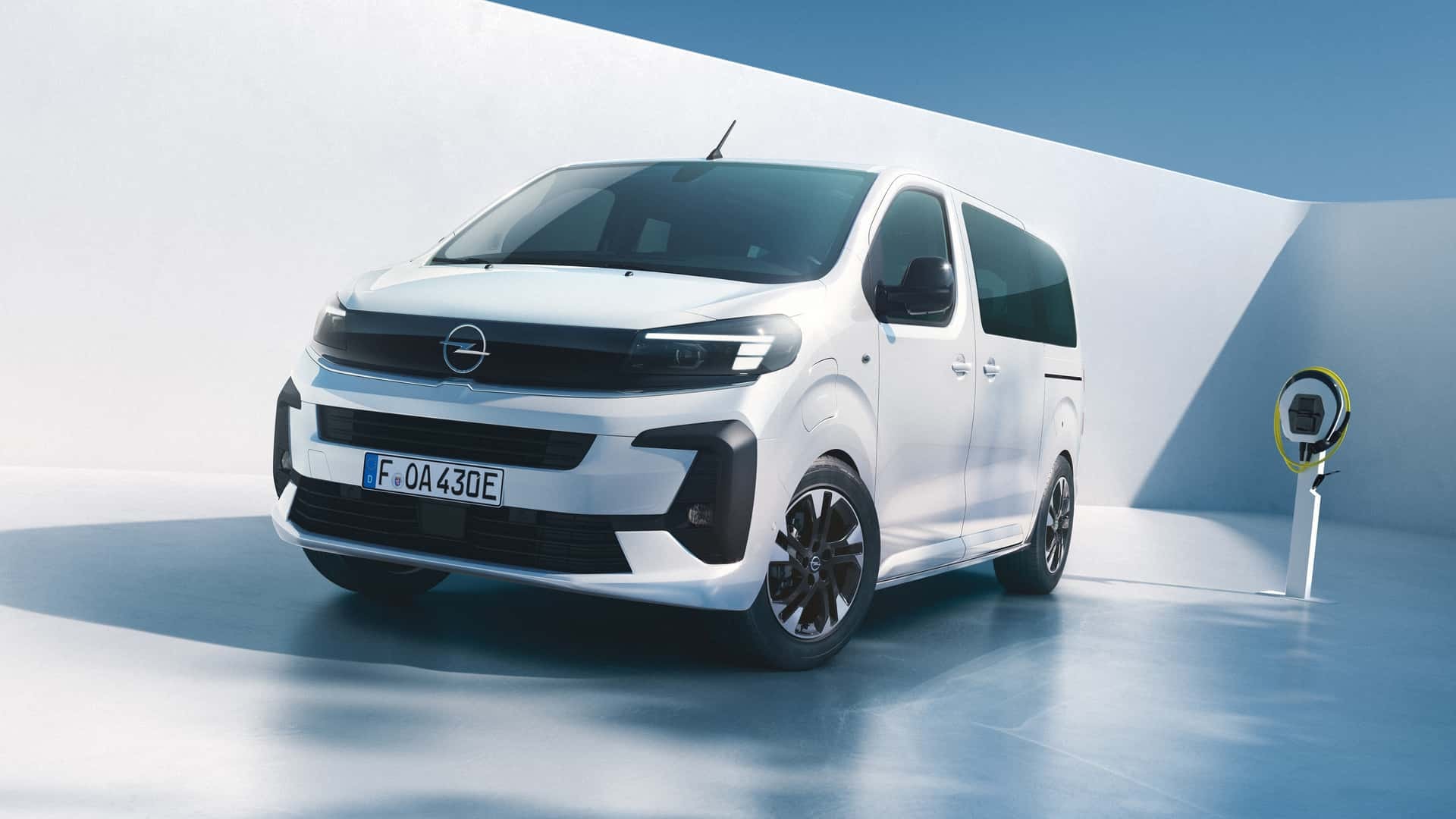 Opel Zafira-e Life con vista lateral mientras se recarga, muestra funcionalidad