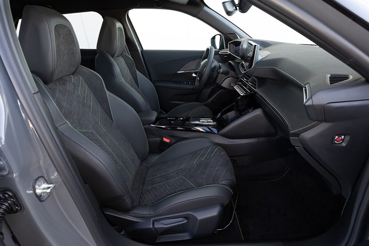 Interior del Peugeot 2008 con enfoque en los asientos y ergonomía del habitáculo. Interior del Peugeot 2008 con enfoque en los asientos y ergonomía del habitáculo.