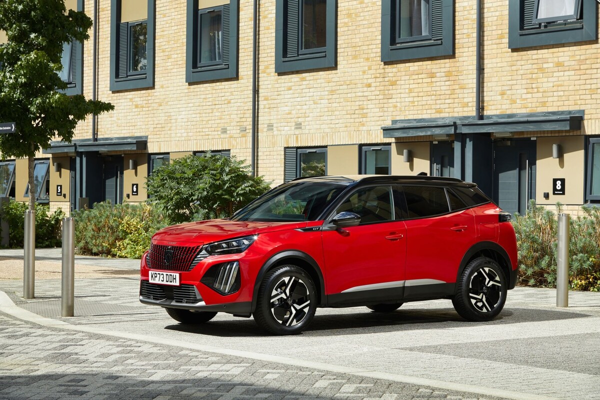 Vista frontal del Peugeot 2008, reflejando su agresividad y carácter. Vista frontal del Peugeot 2008, reflejando su agresividad y carácter.