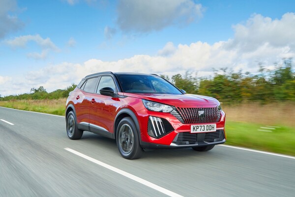 El Peugeot 2008 ofrece una impresión dinámica y moderna en la carretera. El Peugeot 2008 ofrece una impresión dinámica y moderna en la carretera.