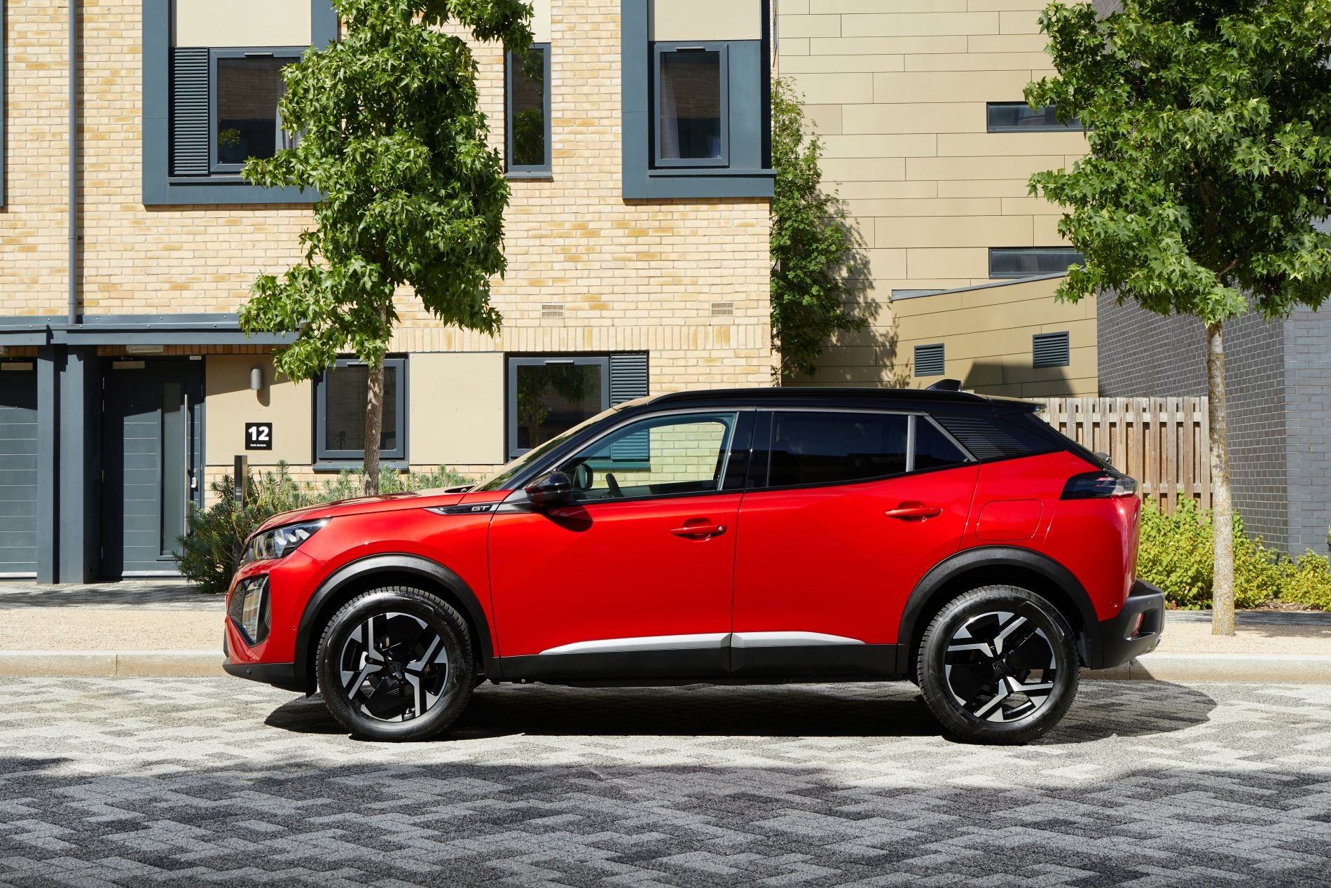 El Peugeot 2008 destaca por su diseño audaz y moderno, ideal para la ciudad.