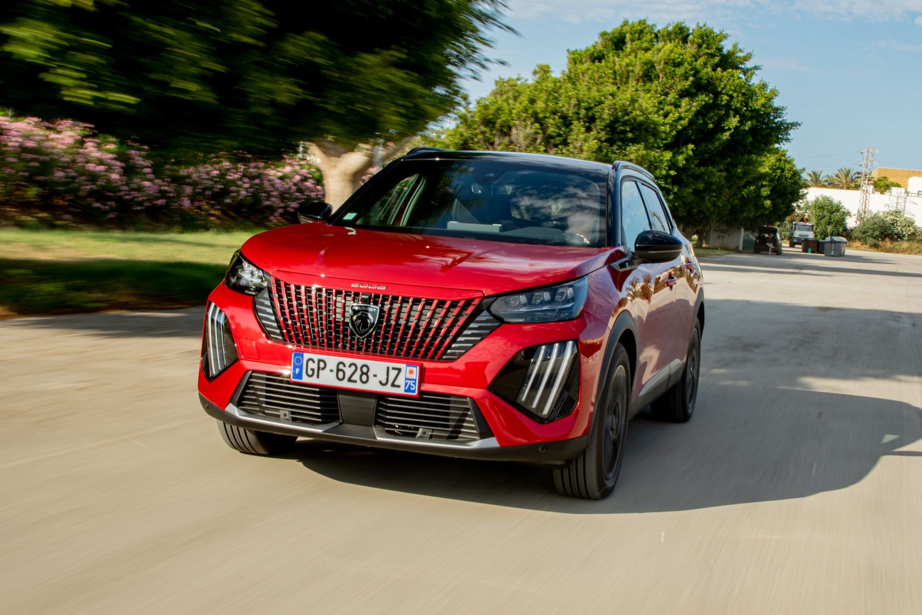 Diseño frontal del Peugeot 2008, con una parrilla audaz y llamativa.