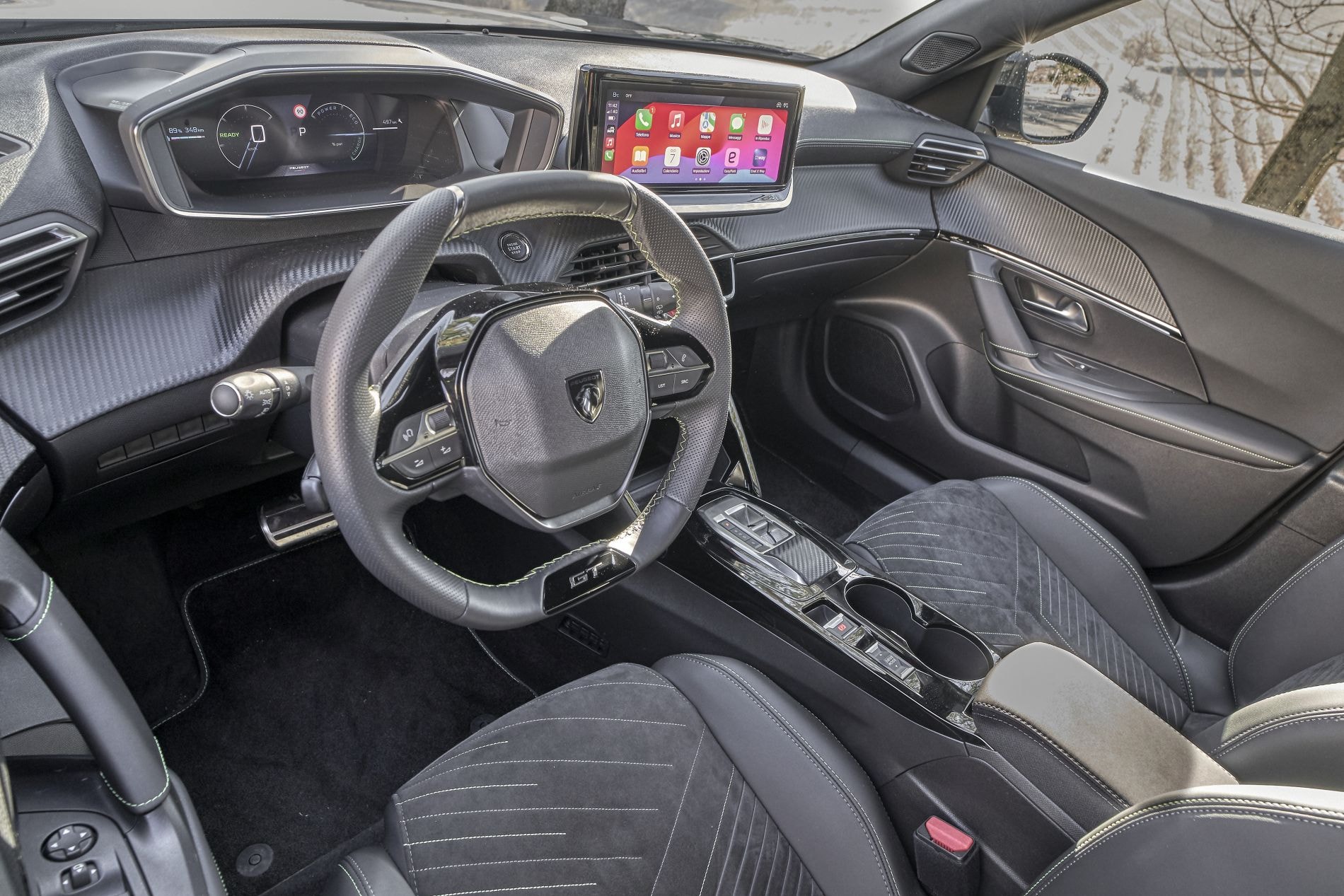 Otra perspectiva del moderno interior del Peugeot 2008, enfocado en la comodidad.