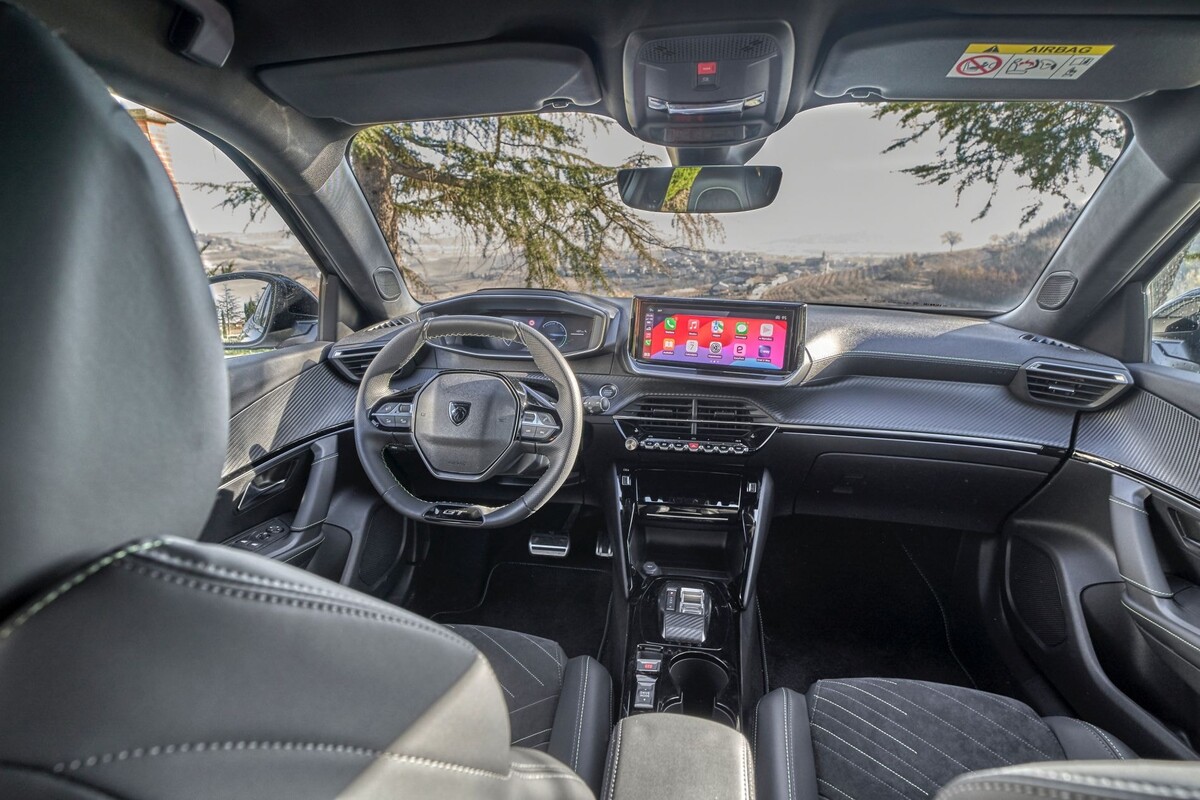 Interior moderno y elegante del Peugeot 2008, destacando su tecnología intuitiva. Interior moderno y elegante del Peugeot 2008, destacando su tecnología intuitiva.
