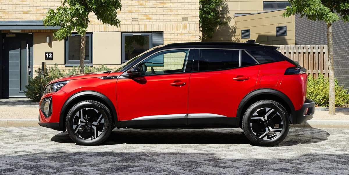 Perfil lateral del Peugeot 2008 mostrando la silueta y diseño de llantas elegantes. Perfil lateral del Peugeot 2008 mostrando la silueta y diseño de llantas elegantes.