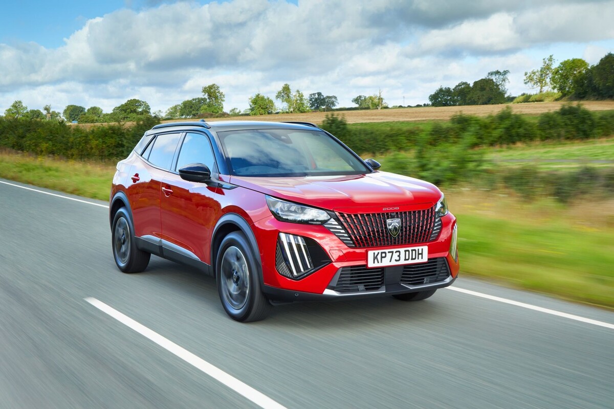 Vista lateral del Peugeot 2008, muestra su elegancia y líneas deportivas. Vista lateral del Peugeot 2008, muestra su elegancia y líneas deportivas.
