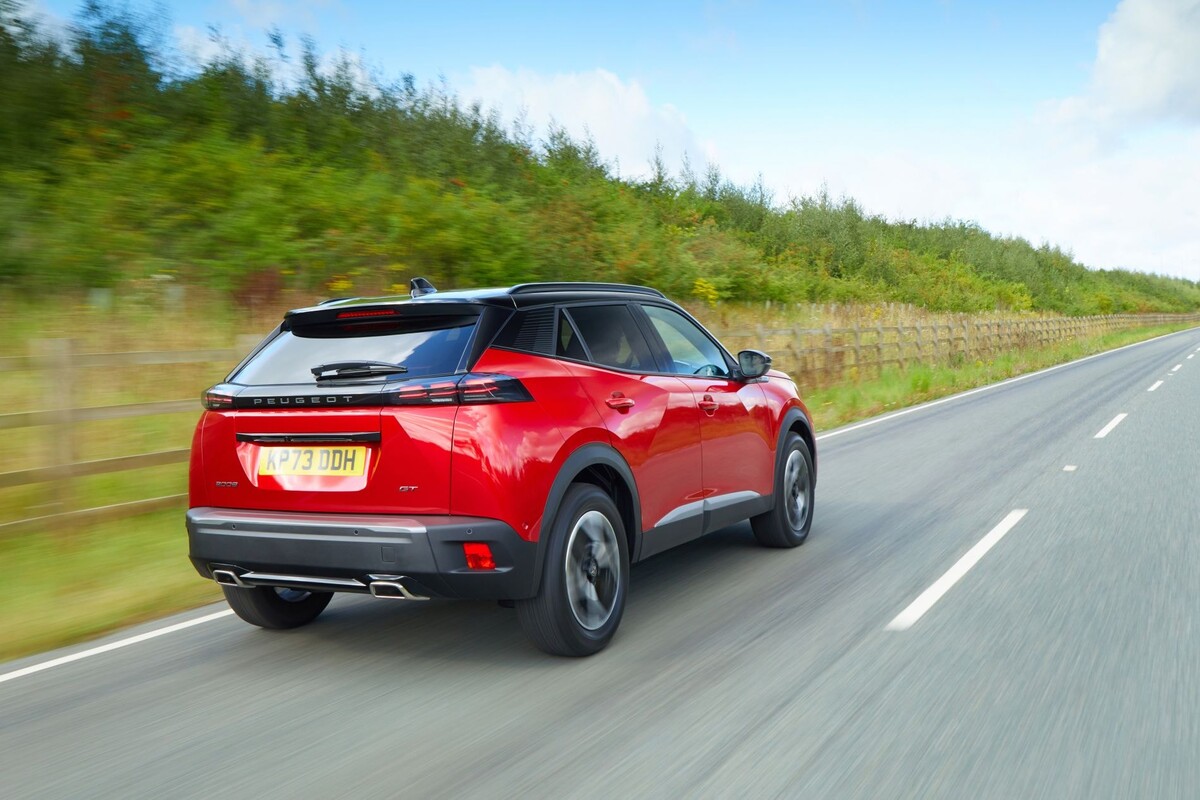 Foto lateral del Peugeot 2008, que resalta su silueta compacta y dinámica. Foto lateral del Peugeot 2008, que resalta su silueta compacta y dinámica.