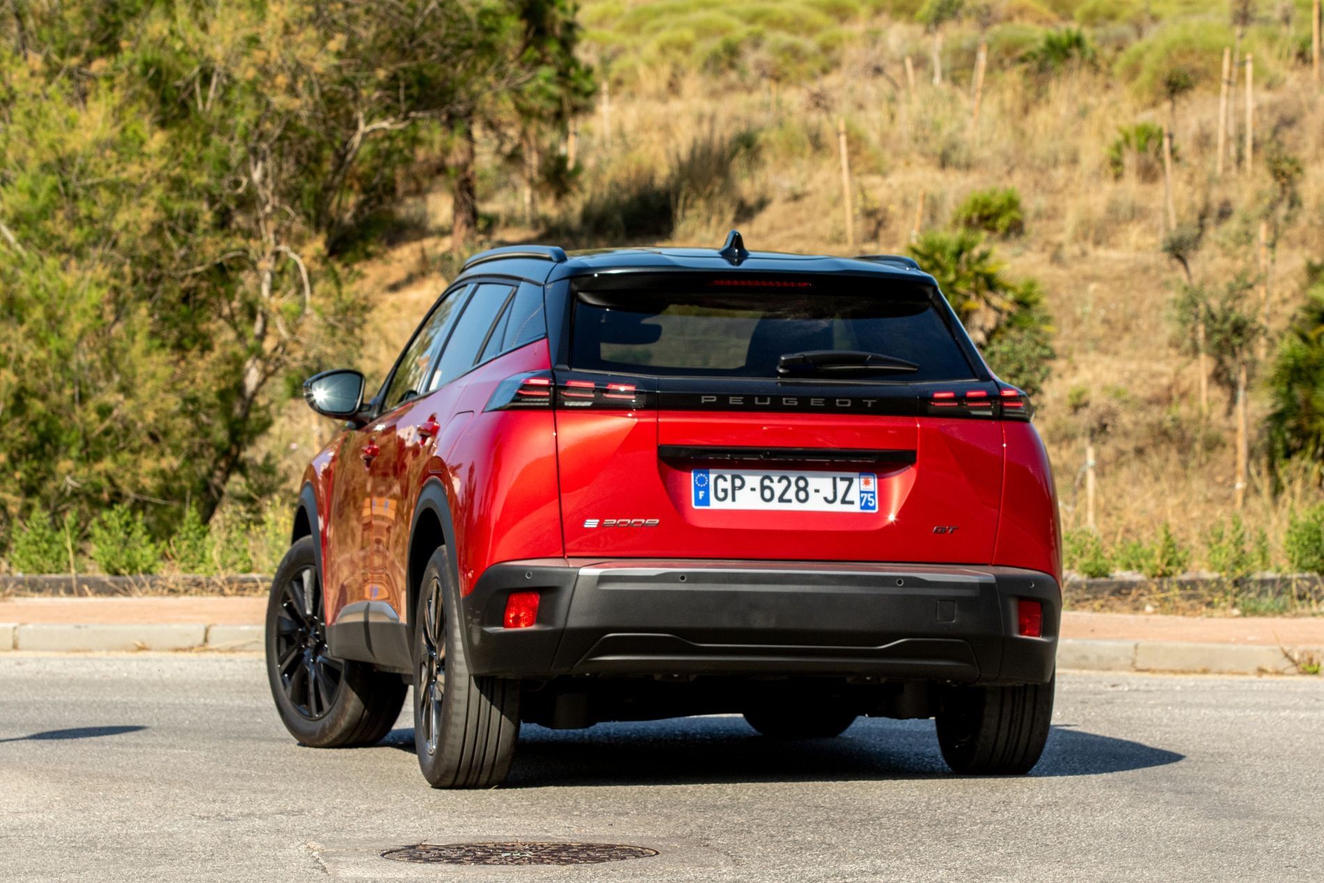 Peugeot 2008 en color rojo, capturando su esencia dinámica y moderna.