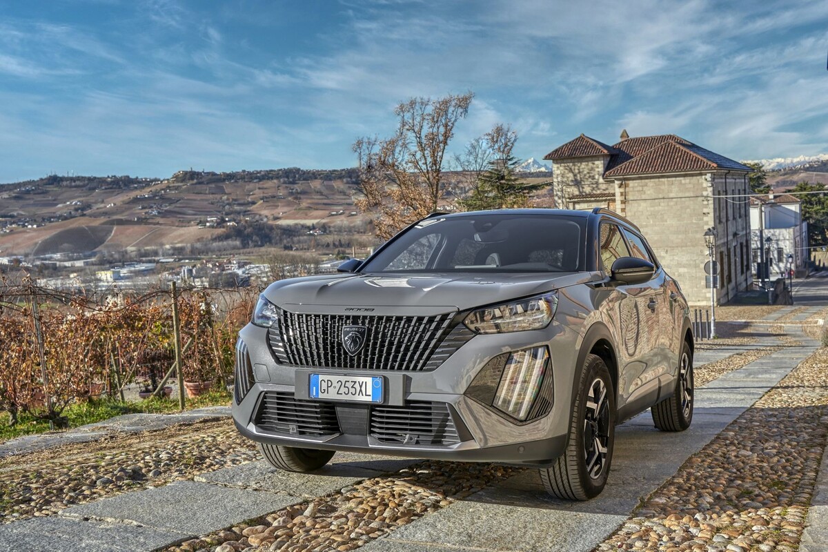 Peugeot 2008 en movimiento, resaltando su diseño deportivo y atrevido. Peugeot 2008 en movimiento, resaltando su diseño deportivo y atrevido.