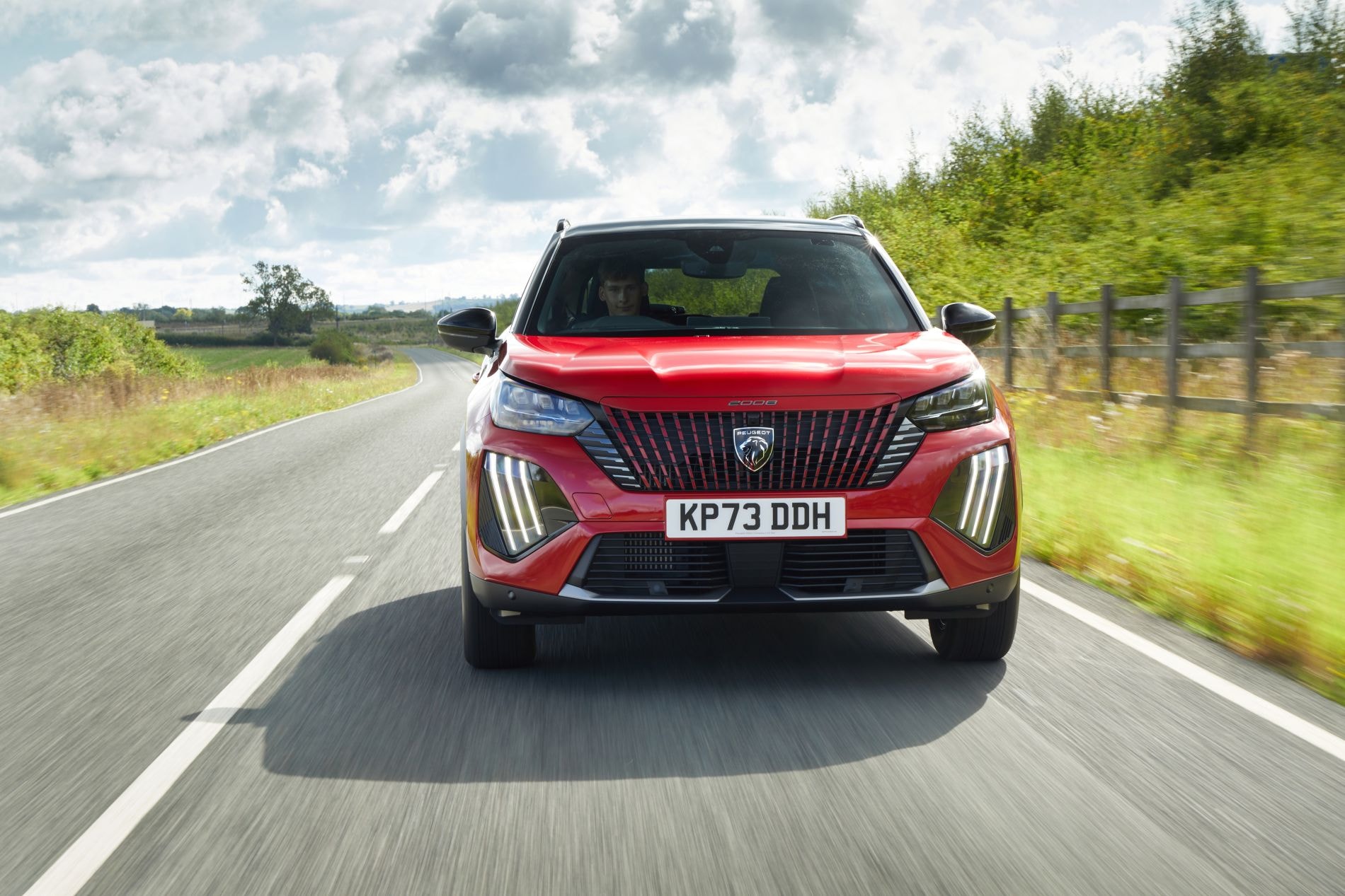 Vista frontal que destaca el diseño audaz y característico del Peugeot 2008.