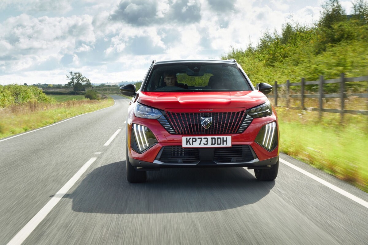 Vista frontal que destaca el diseño audaz y característico del Peugeot 2008. Vista frontal que destaca el diseño audaz y característico del Peugeot 2008.