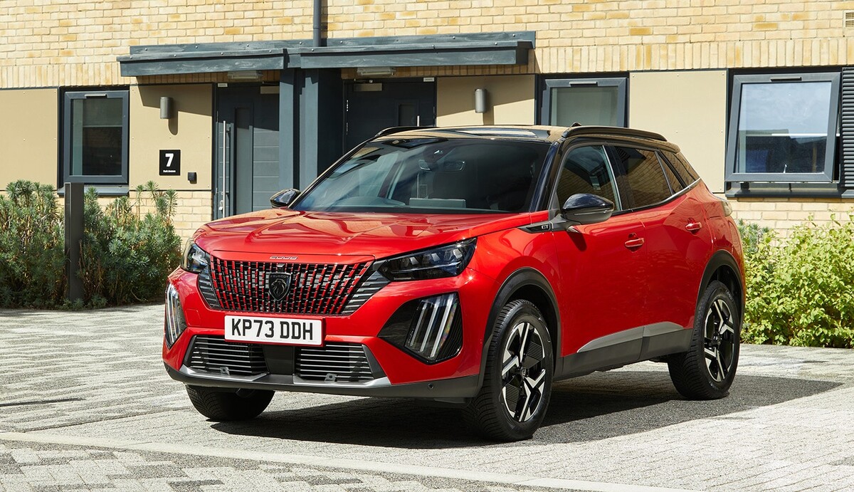 Vista frontal y lateral del Peugeot 2008, destacando su diseño robusto y moderno. Vista frontal y lateral del Peugeot 2008, destacando su diseño robusto y moderno.