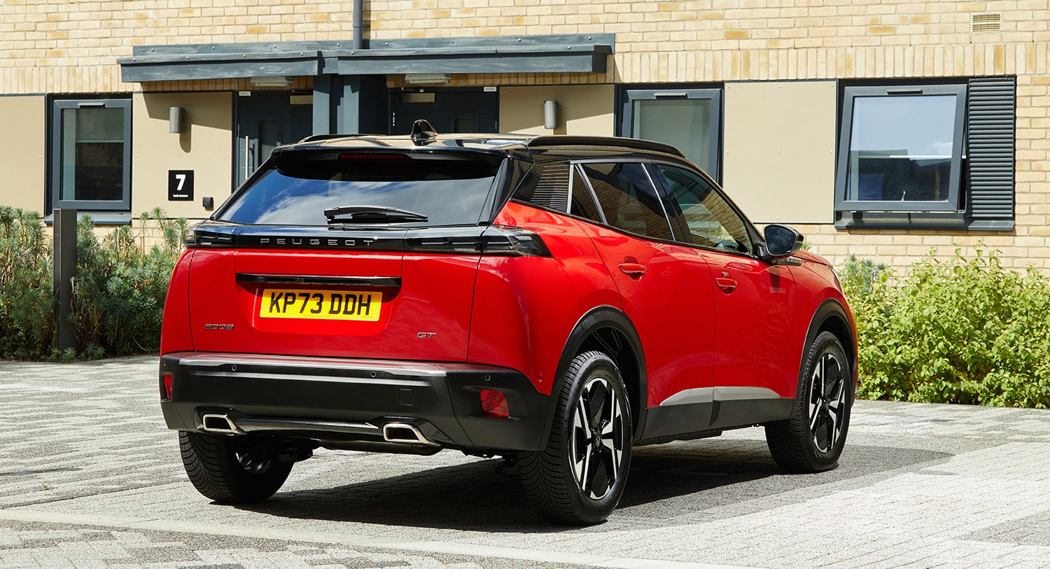 Imagen trasera y lateral que muestra líneas dinámicas y faros distintivos del Peugeot 2008.