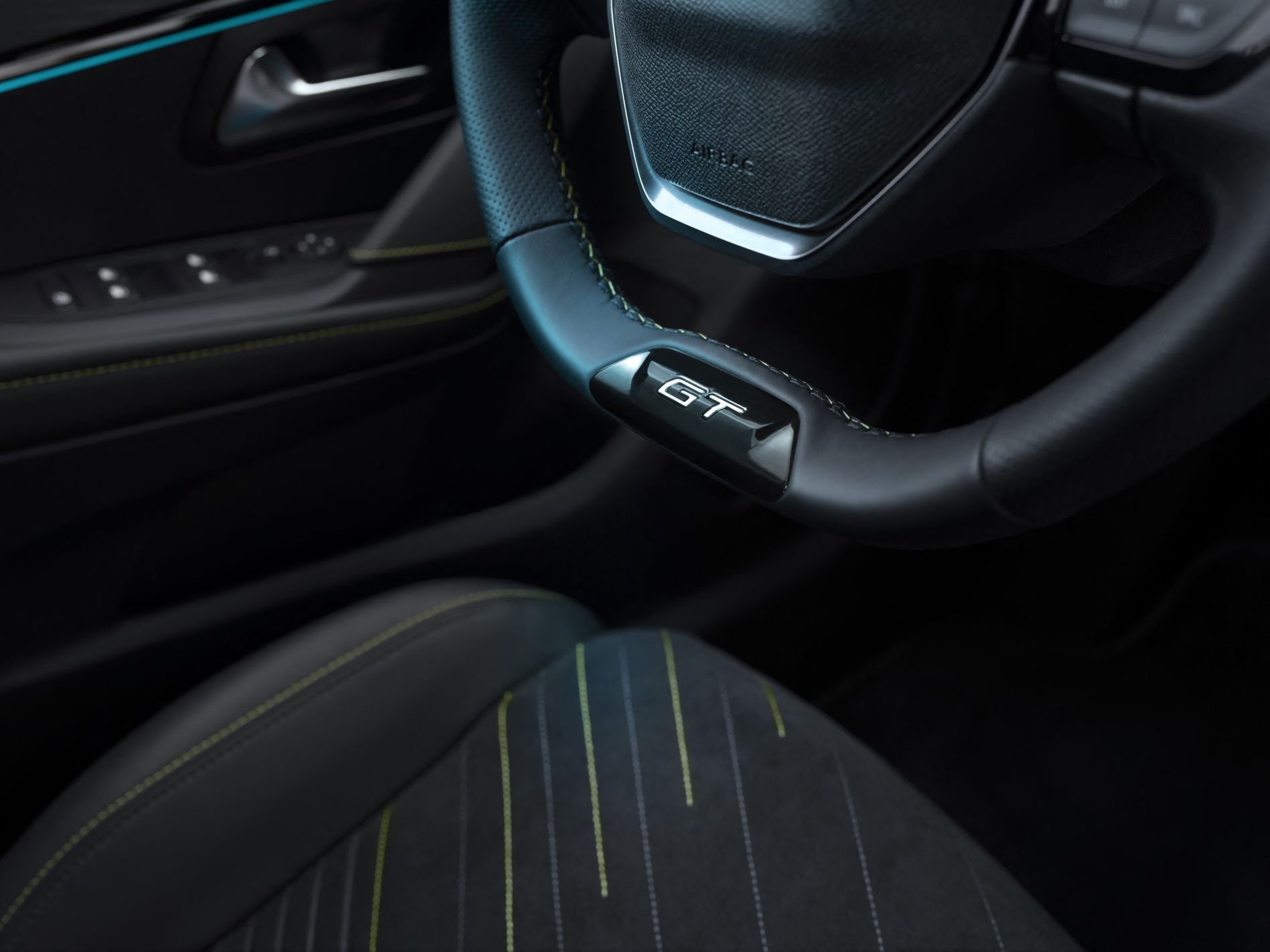 Peugeot 208 en movimiento, destaca su diseño dinámico.