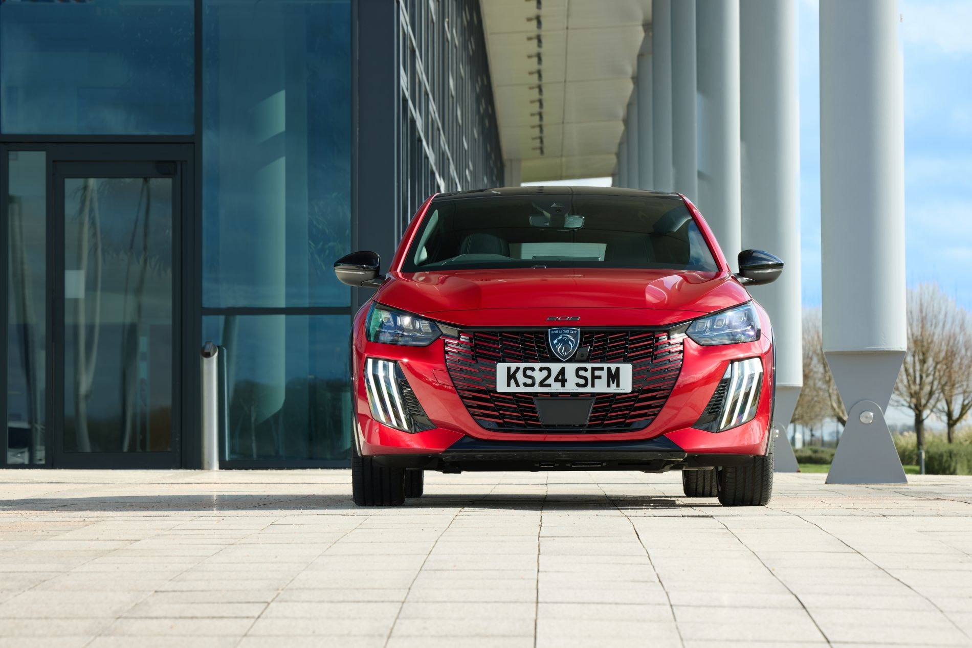 Asientos traseros con buen espacio y confort, ideales para pasajeros.