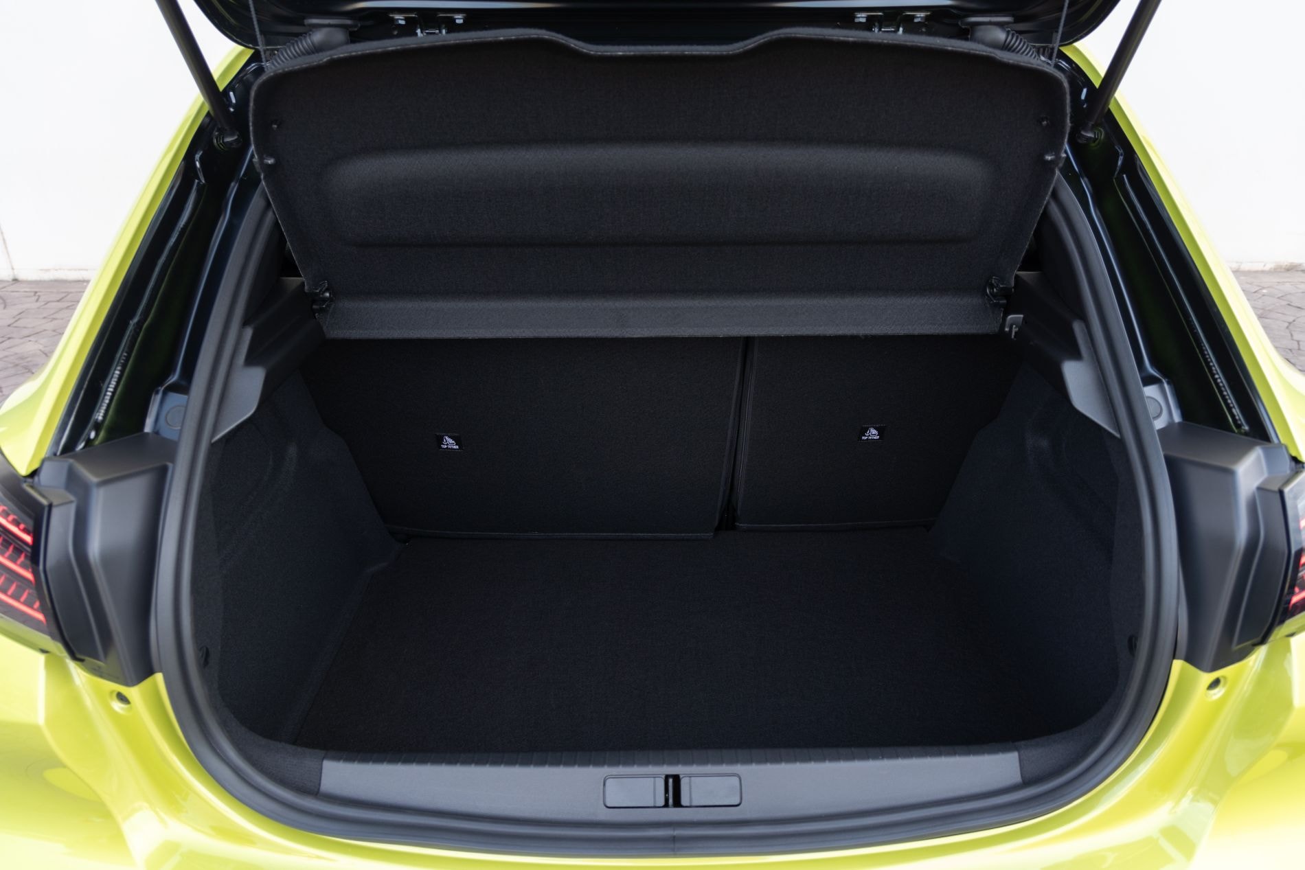 Detalle del volante, muestra la atención al diseño ergonómico.