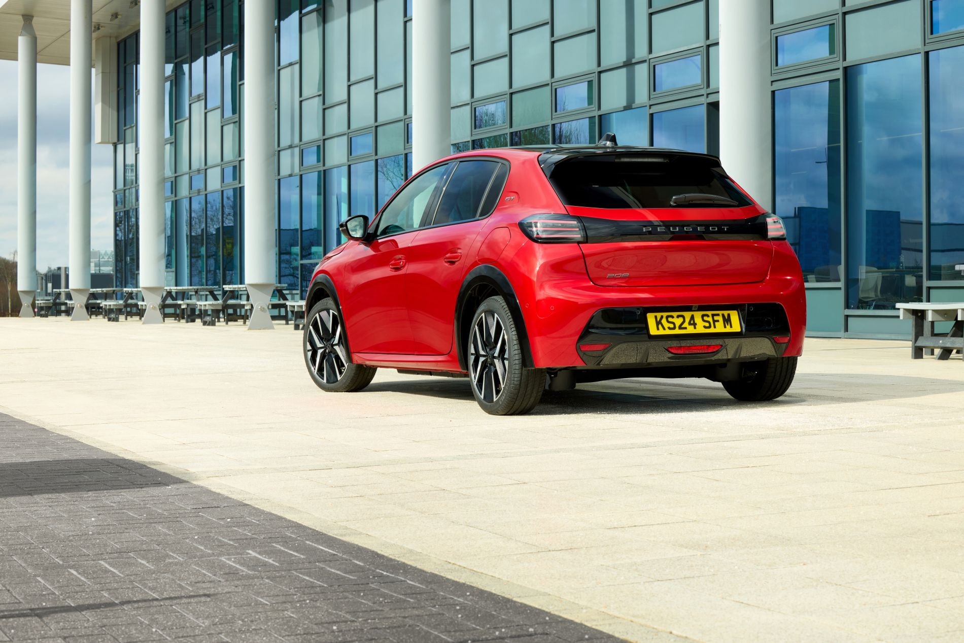 Vista frontal del Peugeot 208, una estética audaz y moderna.