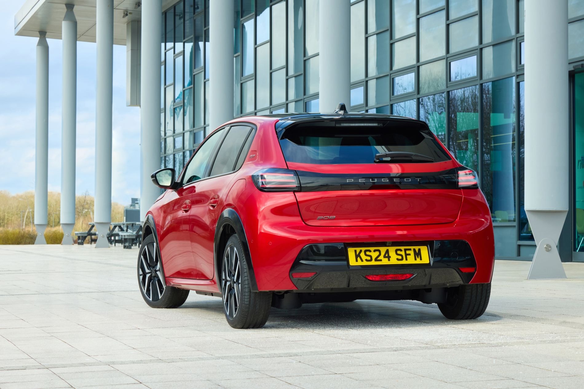 Vista trasera en movimiento, destaca su diseño aerodinámico.