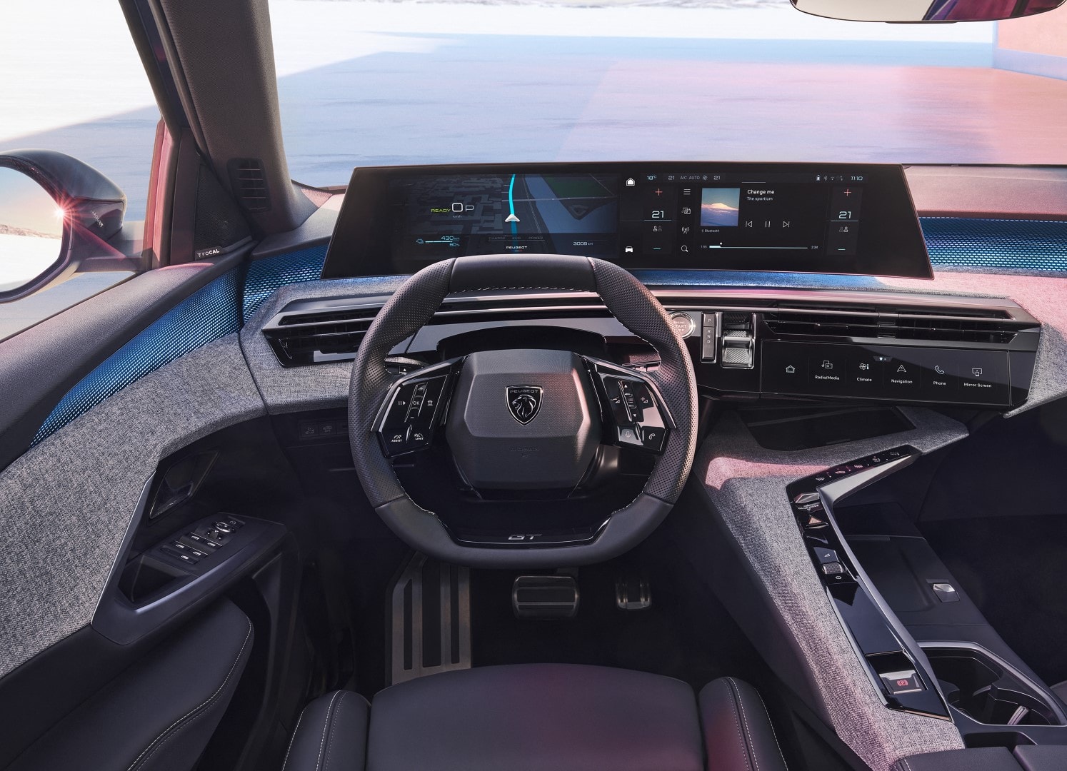 Perspectiva del puesto del conductor con volante y panel.