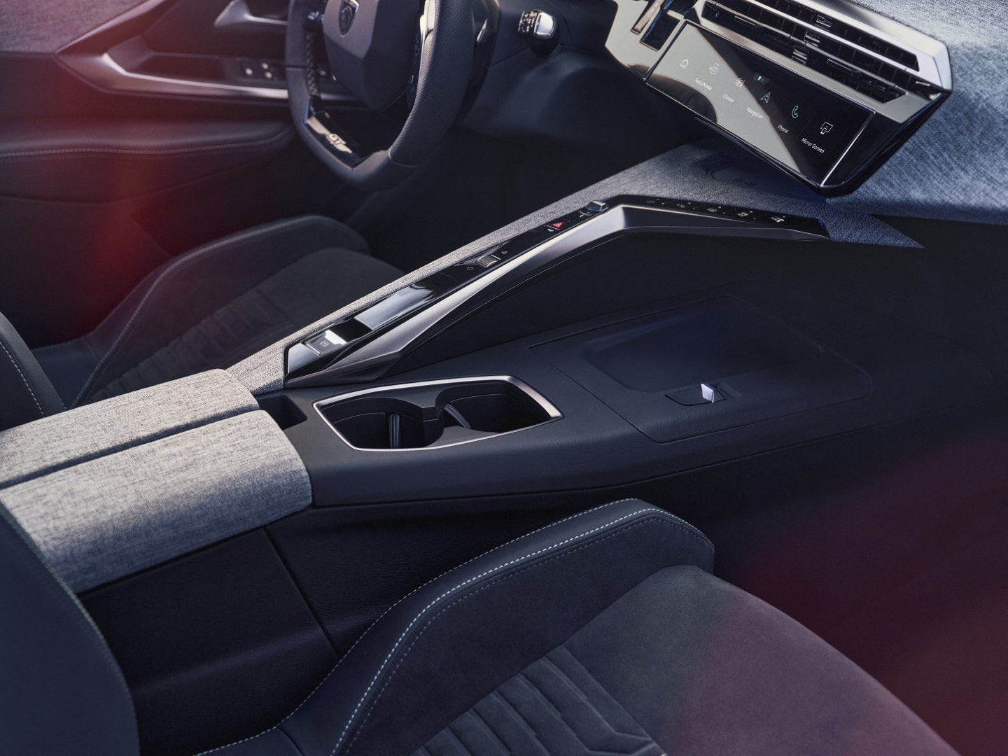 Imagen enfocada en la consola central y palanca de cambios.