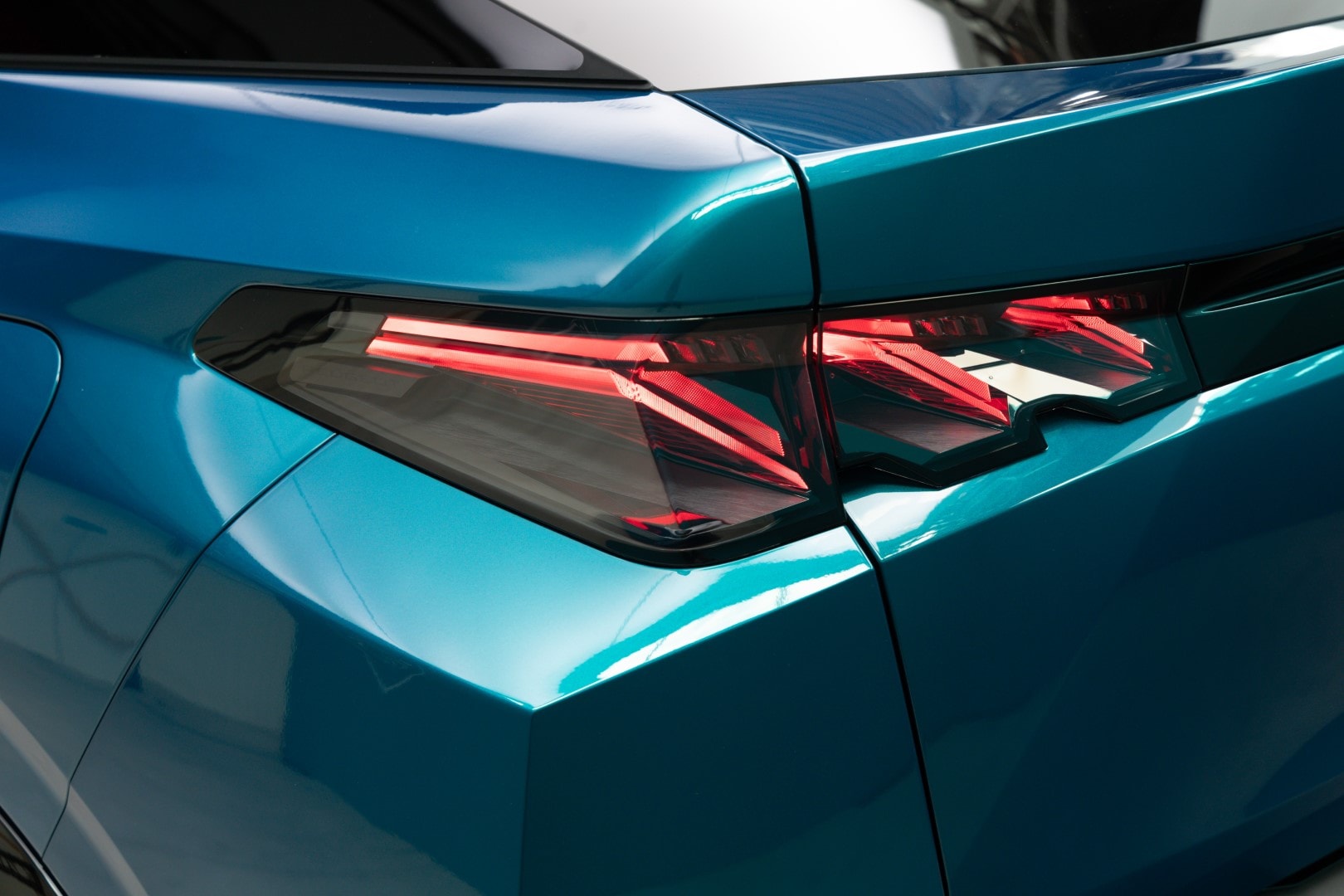 Detalle de la luz trasera del Peugeot 3008 que resalta su identidad visual.