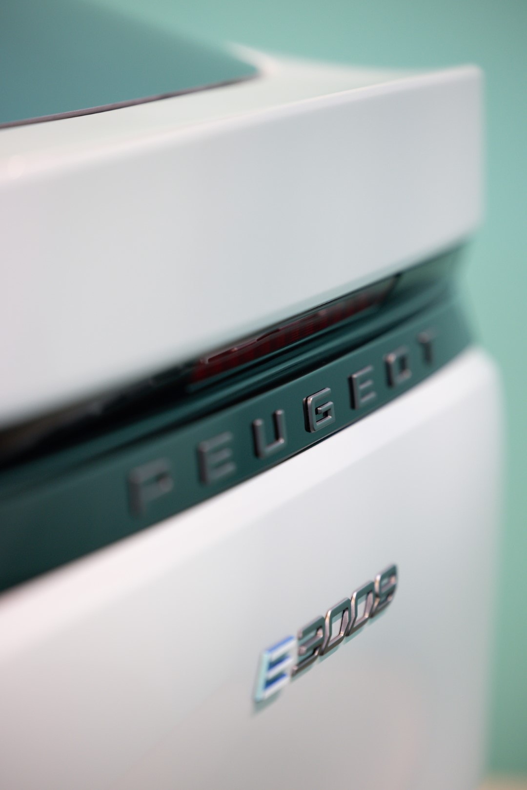 Close-up del emblema de Peugeot y la designación modelo con acabado e-3008.