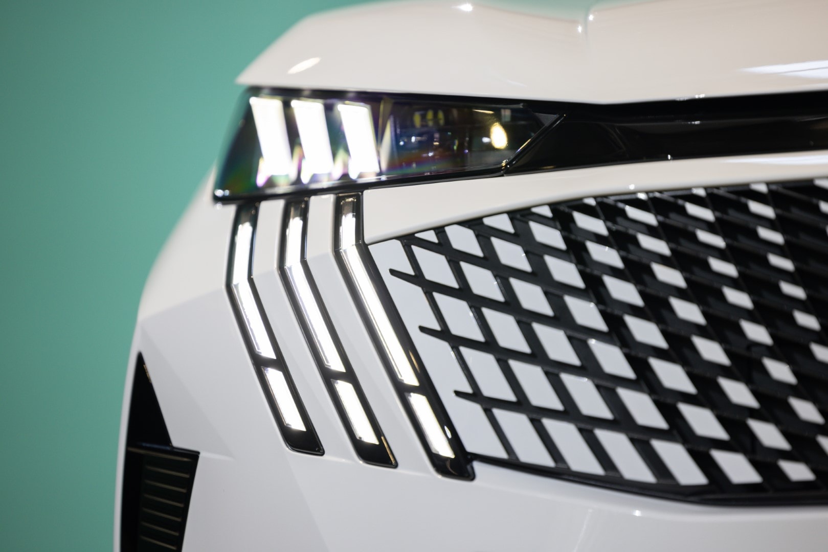 Detalle de la innovadora firma luminosa y la parrilla del Peugeot 3008 eléctrico.